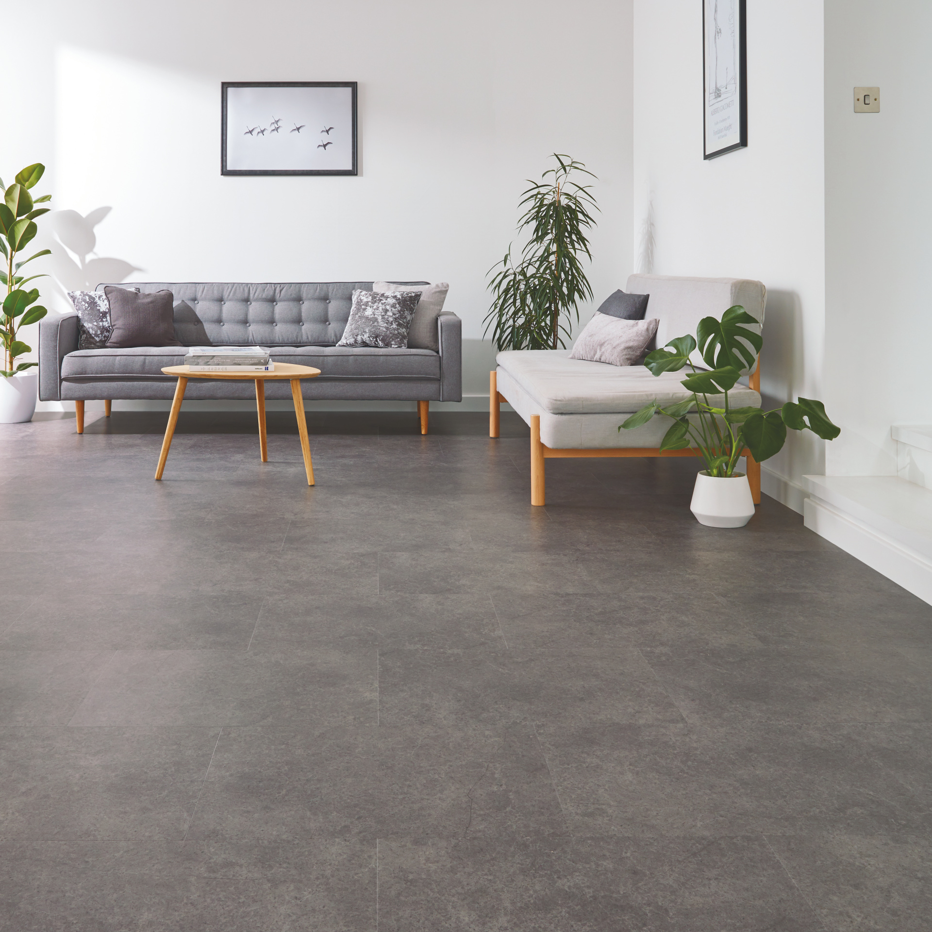 RKT2406 VolcanicBlack HallwayLivingRoom P4_CM